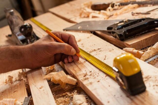Tischler arbeitet mit Holz Tischler arbeitet mit Holz